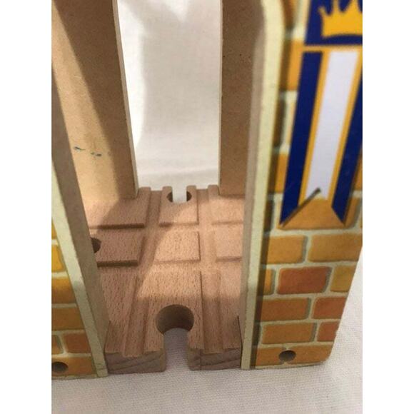 THOMAS & FRIENDS WOODEN RAILWAY CASTLE CRANE KING OF THE RAILWAY - Picture 9 of 10